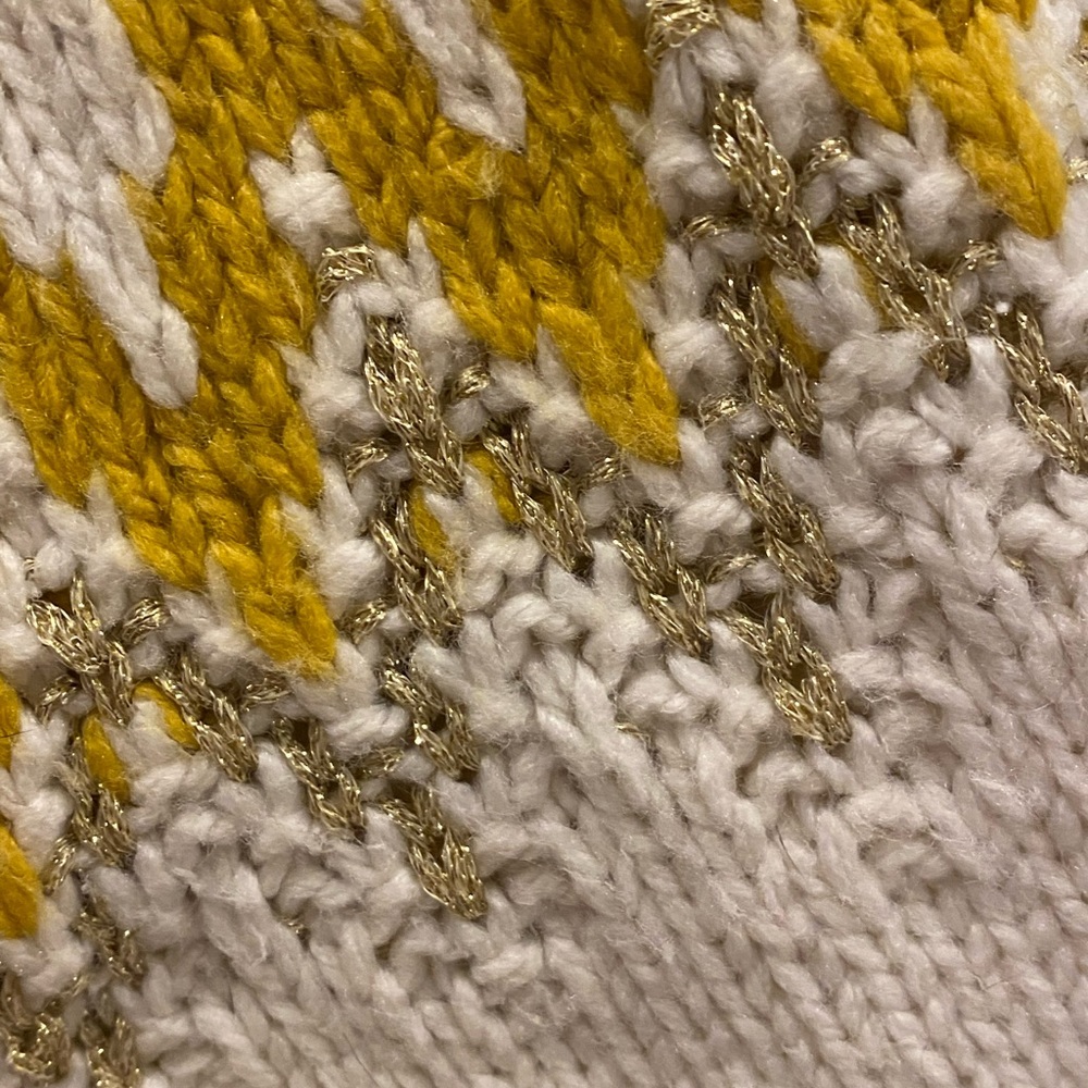Warm, thick cream sweater. Oversized. Needs to be depilled, otherwise good. - Picture 6 of 6